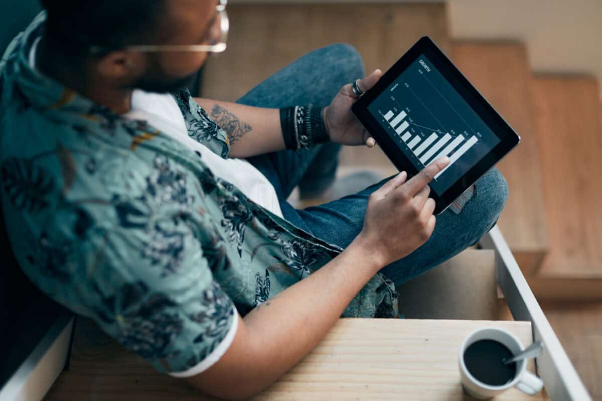 An investor uses a tablet